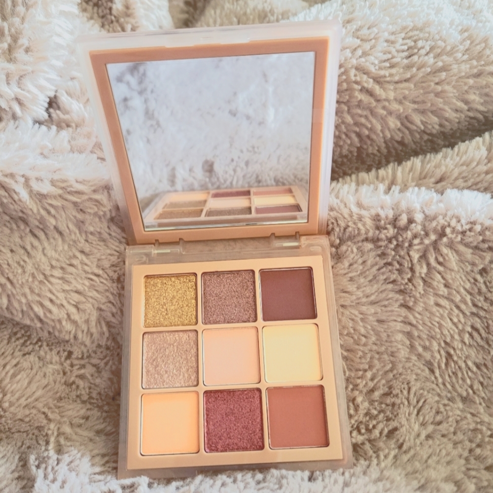 Huda Beauty sand haze